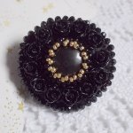 Anello Cleopatra ricamato con onice nera, rose di resina nera e perle di semi